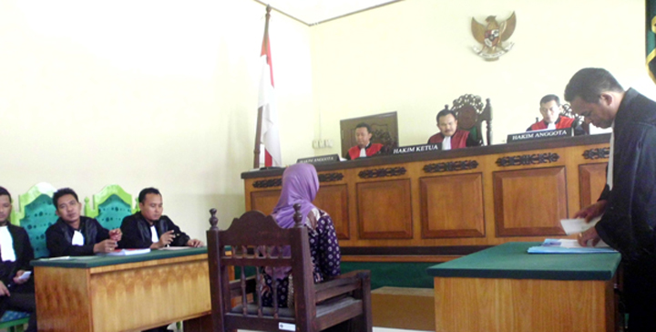 Dewi Yante Layar Kabe Caleg Dari Partai Amanat Nasional Mengikuti Persidang Dipengadilan negeri Sangatta.