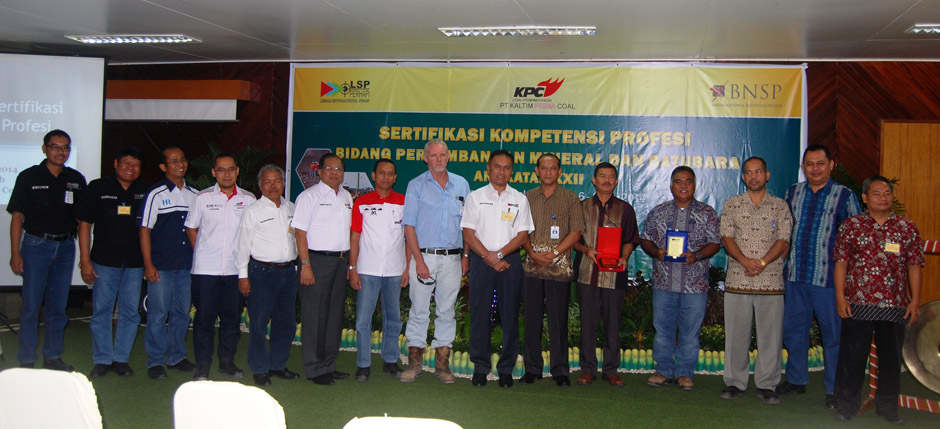 Pengurus LSP PEHAPI bersama para penguji , Pemkab Kutim dan manajemen KPC berpose pada acara pembukaan Uji Kompetensi Pertambangan tahun 2014 di Wisma Rayah, Sangatta.