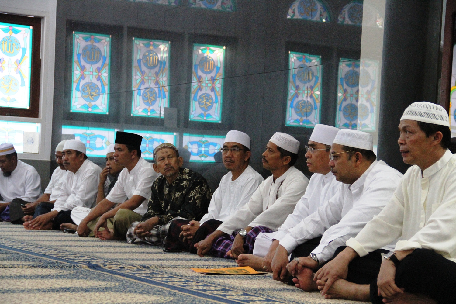  Bupati Isran Noor (kanan ketiga) bersama Sekda Ismunandar, Camat Sangatta Utara Didi Herdianysah, serta Wabup Ardiansyah Sulaiman (kelima dari kanan) berbaur bersama masyarakat. (RONALL/HUMAS)