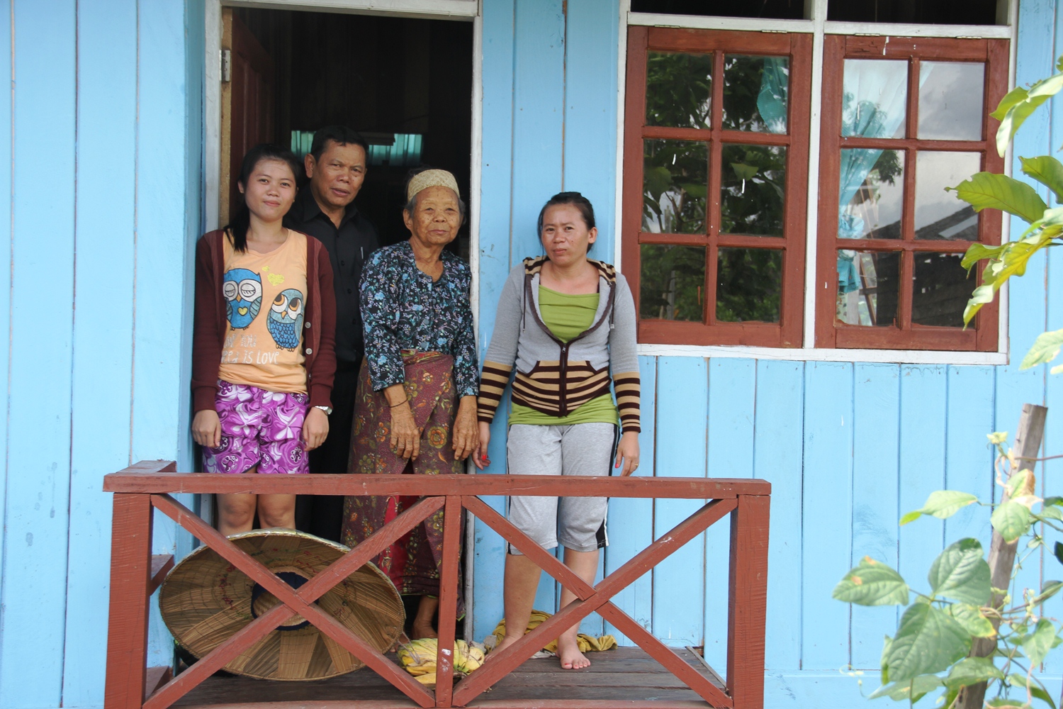 Asisten Kesra Mugeni saat menemui langsung salah seorang warga Kecamatan Busang, yang memperoleh bantuan pembangunan rumah layak huni dari Pemkab Kutim.