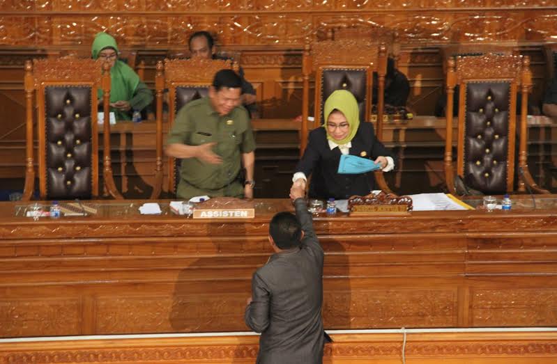 Wakil Ketua II DPRD Kutim Hj. Encek UR Frigasih (kanan, berdiri) didampingi Asisten Kesra Mugeni (kiri, berdiri) perwakilan Pemkab Kutim, saat menerima laporan Fraksi Demokrat.