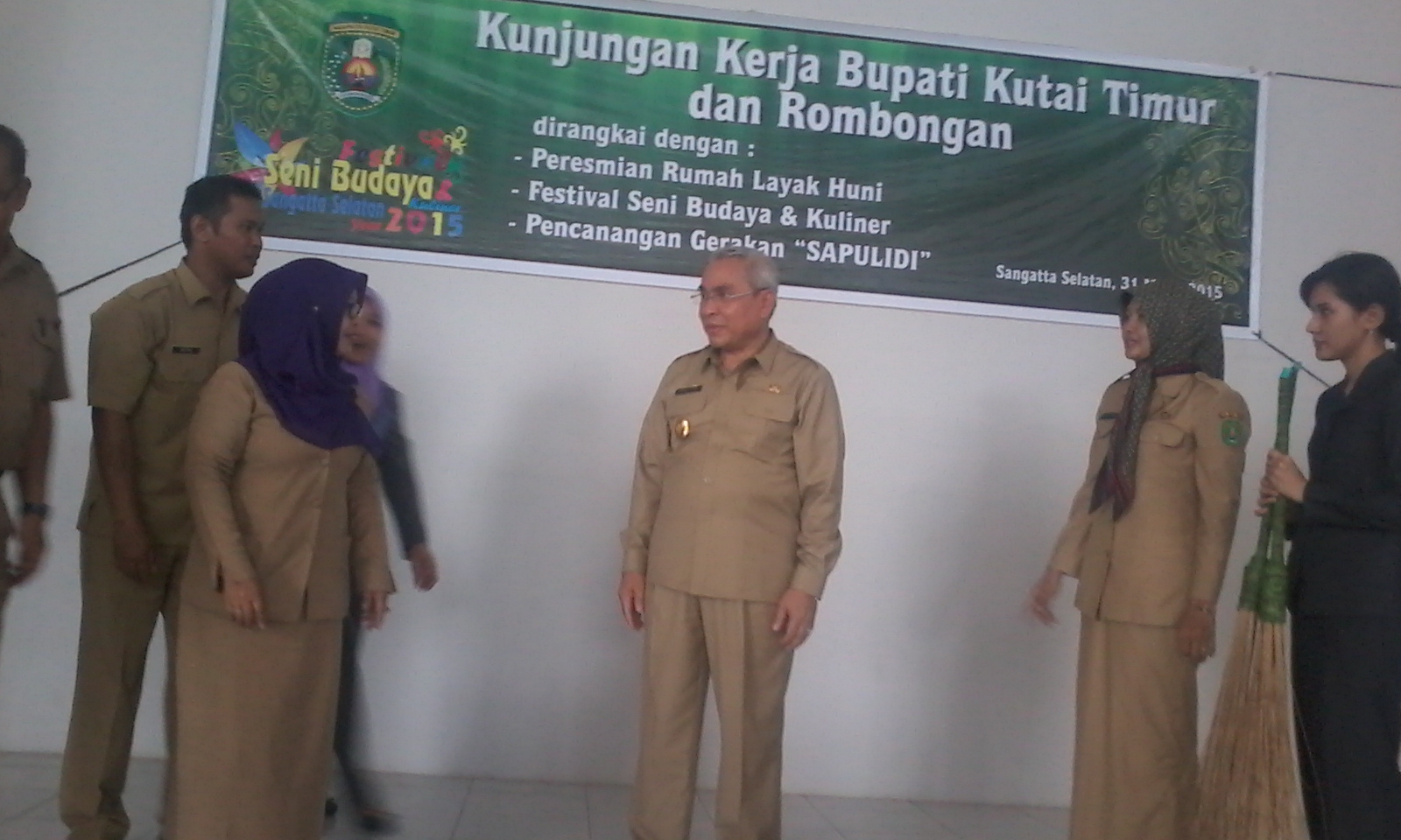 Isran Noor Saat membuka Acara Festival Seni Budaya Sangatta Selatan, dikantor desa Sangatta Selatan