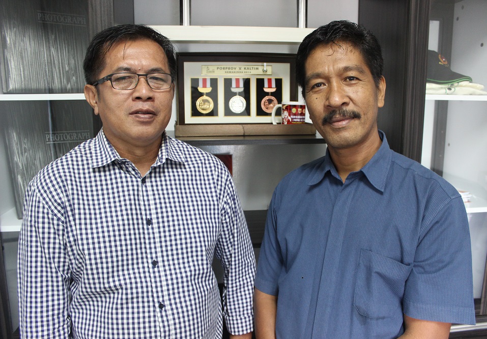 Ketua KONI Kutim (Kiri) Harpandi, SE bersama Sekjen Koni Kutim (kanan) Ismaun