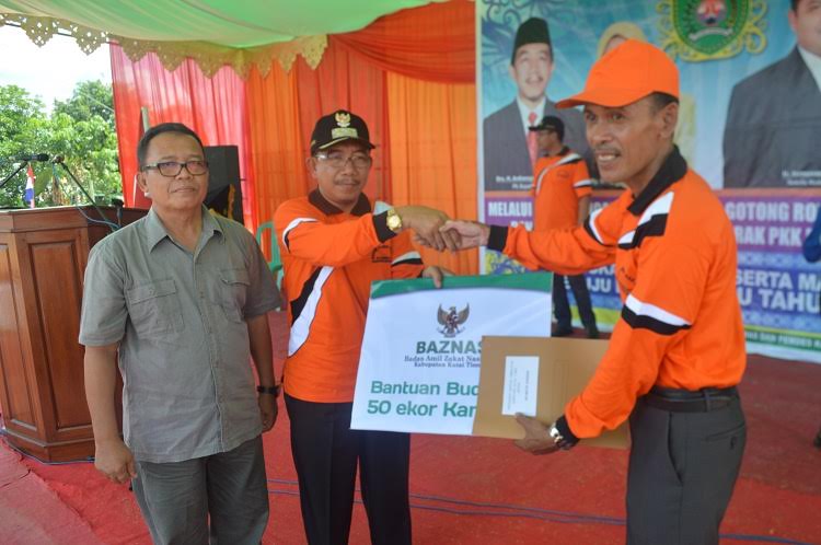 Kepala Baznas Kutim Idrus Yunus (kiri) bersama dengan Bupati Ardiansyah Sulaiman menyerahkan bantuan program ternak kambing pada Camat Kongbeng. (RONALL_HUMAS SETKAB KUTIM)