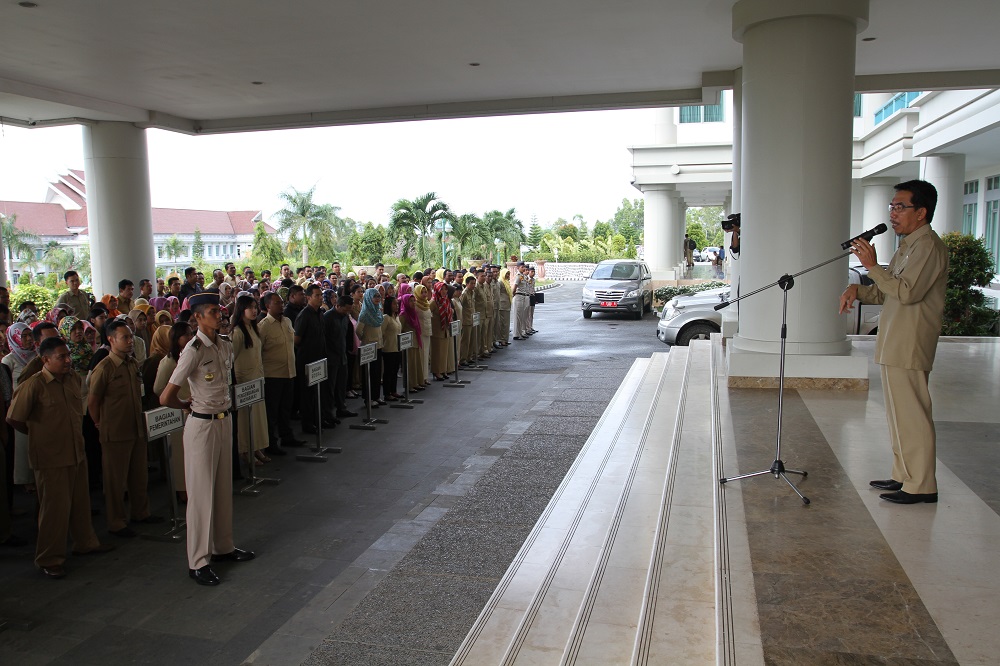 bupati kutim ardiansyah sulaiman saat memimpin apel pagi. Dia menegaskan bahwa disiplin dan kinerja pegawai dimulai dari melaksanakan apel pagi. (nuzul humas)