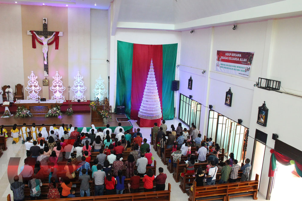 Pohon Natal dari rangkaian botol aqua dipajang di depan gereja saat Misa Natal berlangsung di gereja Katolik Sangatta.