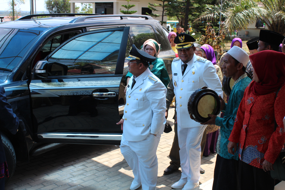 Bupati dan wakil bupati Kutai Timur Ismandar dan Kasmidi Bulang, meninjau rumah jabatan (Rujab) yang akan di tempatnya. Sebelum ke menuju ke Rujab Bupati, Ismu KB terlebih dahulu mengunjungi rujab wakil bupati.