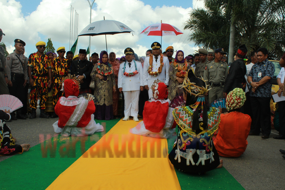 Pasangan bupati dan wakil Bupati Kutai Timur, H. Ismunandar, MT dan Kasmidi Bulang, ST,.MM, tiba di ibukota Sangatta sekitar pukul 09.30 wita. Kedatangan keduanya disambut dengan upacara adat, serta tarian tradisional adat Kutai,Banjar,Dayak Dan Bugis