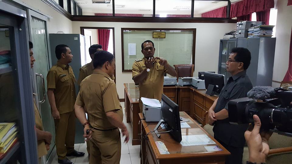 Wakil Bupati Kutai Timur Kasmidi Bulang, memberikan arahan dan motifasi kepada PNS Di lingkup setkab Kutim, dalam kesempatan tersebut KB sapaan akrab Kasmidi Bulang didampingi para asissten dan Kabag Humas Pemkab Kutim