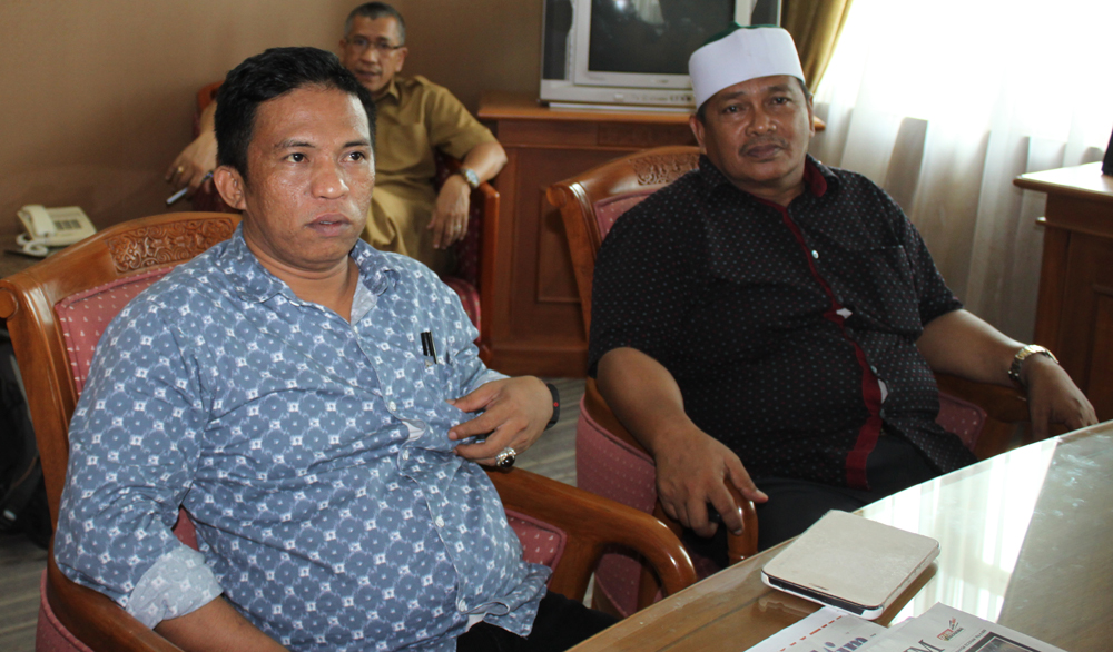 Ketua Panitia Pelaksana kegiatan Ayong (kanan) bersama Pemrakasa H. Sudirman Cahaya (kiri) Saat ditemui di Kantor Kabag Humas Pemkab Kutim