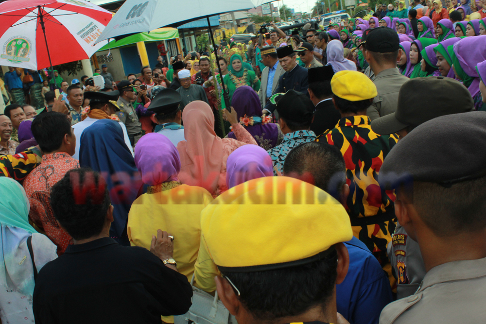 Dengan mengenakan Baju kebesaran, mereka disambut antusias oleh sejumlah pihak, mulai dari tokoh masyarakat, tokoh adat, pejabat pemerintahan Pemkab Kutim, tim pemenangan dan simpatisan