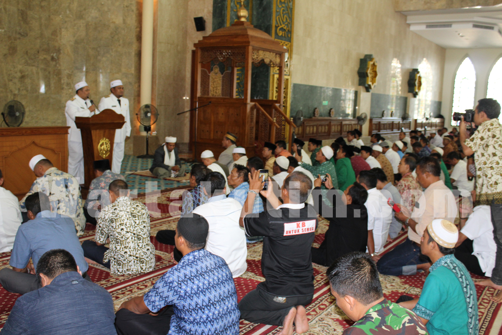 Setelah melaksanakan sholat Dhuhur, sujud syukur dan memberikan sambutan di mesjid terbesar di Kutai Timur itu, Iring iring bupati yang terdiri dari pejabat di lingkungan pemkab Kutim, tokoh masyarakat dan simpatisan menuju rumah jabatan bupati dan wakil bupati. 