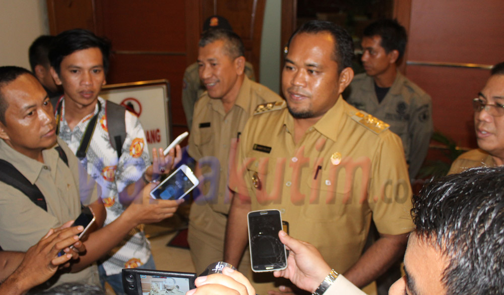 wakil bupati Kutai Timur saat diwawancarai awak media di depan ruangan meranti Setkab Kutim