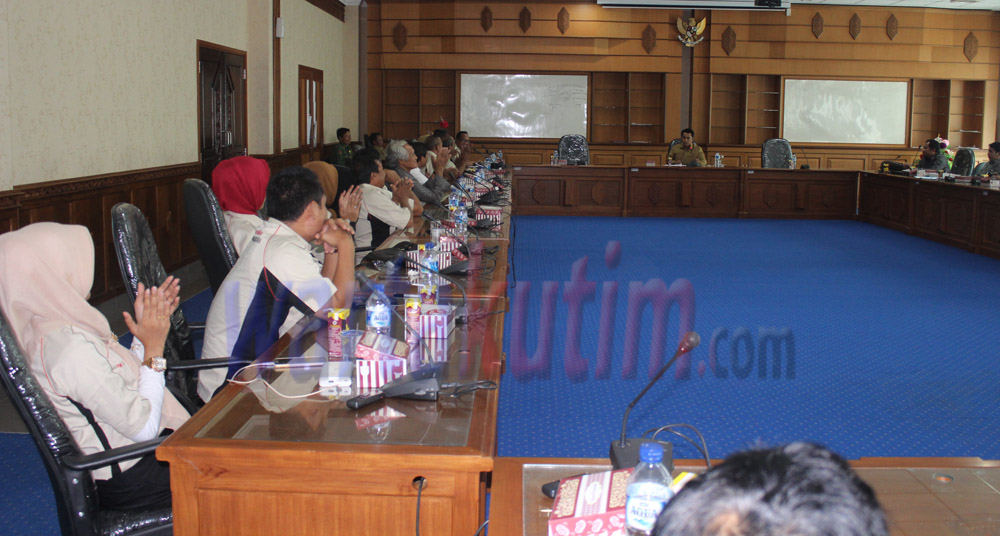 Ketua DPRD Kutim Mahyunadi memimpin rapat dengar pendapat dengan tim KPK Kutara. Hearing membahas persiapan keberangkatan KPK Kutara bertemu DPR RI di Jakarta. .