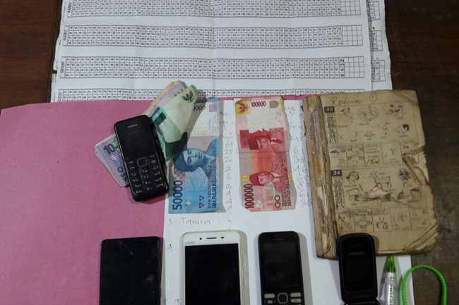Barang Bukti yang diamankan dari 3 tersangka