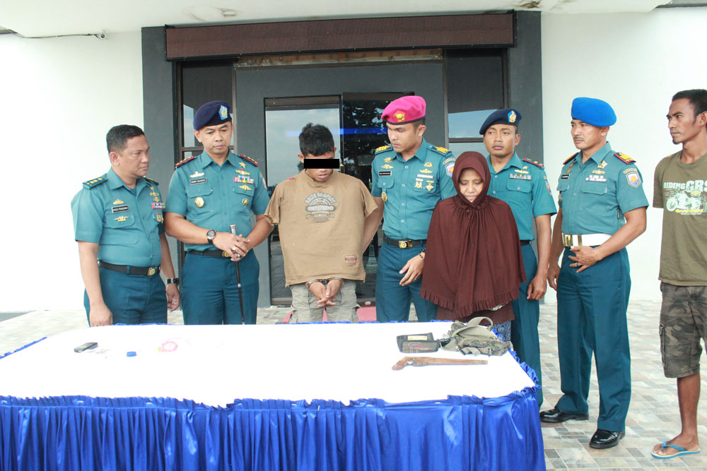 Lanal Sangatta menyerahkan tersangka (Cokelat) bersama barang Bukti Saksi (ibu tersangka Kerudung) dan Nahkoda Kapal (Sudut)