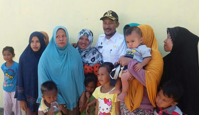 Cakka, saat foto dengan warga setempat, usai meresmikan perumahan nelayan, di Balambang, Kecamatan Bua, Rabu [foto ; tekape.co)