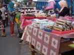 Pasar Kaget Di Sepanjang Jalan Yosudarso menyediakan aneka takjil dan minuman berbuka puasa