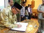 Baznas Kutim Berikan Beasiswa S1 Kepada 7 Mahasiswa