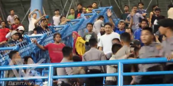 Keributan Supporter Warnai Partai 8 Besar Turnamen Kapolres CUP