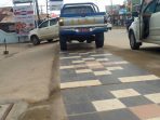 Mobil LLAJ Ber Plat Kutim Parkir Di Atas Trotoar, Hebohkan Netizen