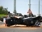 Pengendara Motor Tewas Setelah Menambrak Mobil Parkir di Pinggir Jalan