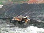 Sopir dan Truk Terperosok dalam Kubangan Tambang PT. KPC