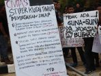 Aksi Damai Mahasiswa Dan Dosen Menuntut Pembayaran Gaji Dan Rombak Kepengurusan YPKT