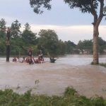 Berita Foto : Warga, Asik Berfoto Selfi di Lokasi Banjir