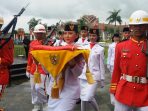 Bendera Yang Dibawah Pembawa Baki Paskibra Nyaris Diterbangkan Angin.