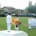 Warga Sangkulirang, Antusias Menyaksikan Upacara Bendera di Lapangan Rajawali