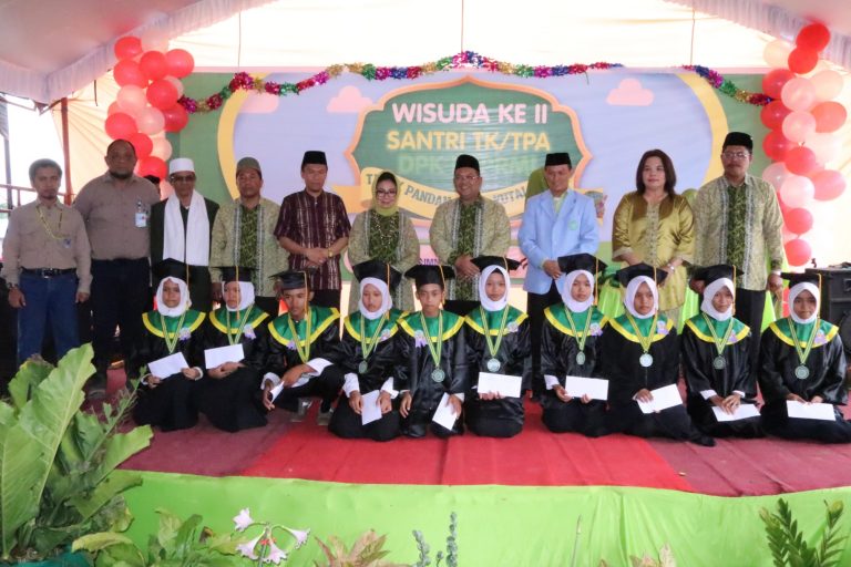 Wisuda TKA TPA Foto 1. 10 peserta penerima penghargaan dari Wakil Ketua DPRD Kutim Hj. Encek UR Firgasih