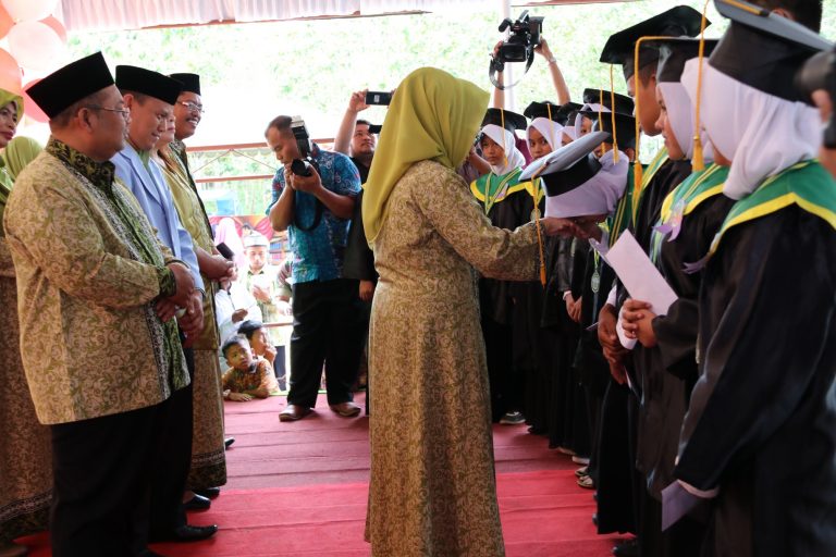 Wisuda TKA TPA Foto 2. 10 peserta penerima penghargaan dari Wakil Ketua DPRD Kutim Hj. Encek UR Firgasih