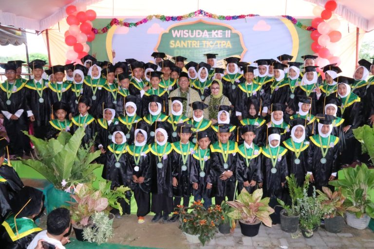 Wisuda TKA TPA Foto 5. bersama Bupati dan Wakil Ketua DPRD serta Santri TKA TPA Se Kecamatan Teluk Pandan