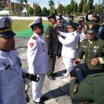 Bupati Sematkan Tanda Kehormatam Pada  HUT Ke 72 TNI