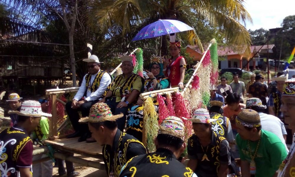 Resmikan Balai Adat, Bupati Disambut Meriah