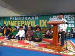 Ketika Rusmadi Cium Tangan Seniornya