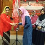 Hari Kartini, Wakil Ketua DPRD Kutim Serahkan Bantuan Ke padagang Pasar Perempunan