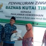 Baznas Kutim Serahkan Bantuan Sembako Ke Petugas Kebersihan