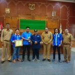 KNPI Kutim Menyerahkan Piagam Penghargaan dan Piala Ke Bupati Kutim
