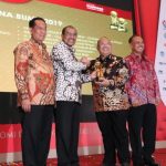 Ismunandar Terima Award Pembina Top BUMD