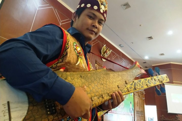 Sapeq Alat Musik Tradisional Masyarakat Dayak