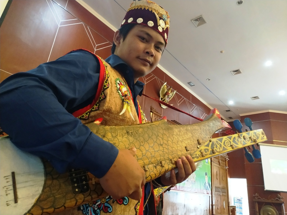 Sapeq Alat Musik Tradisional Masyarakat Dayak WARTAKUTIM CO ID