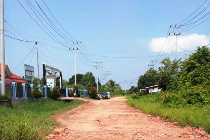 Wali Murid Minta Perhatian Agar Jalan Sekolah di Aspal