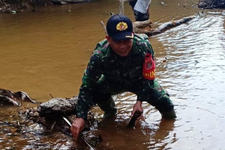 Mahasiswa-Mahasiswi Bersama TNI Bersih-Bersih Sungai