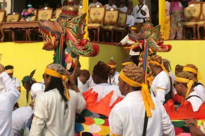 Mengulur Naga dan Belimbur! Puncak Erau Adat Kesultanan Kutai