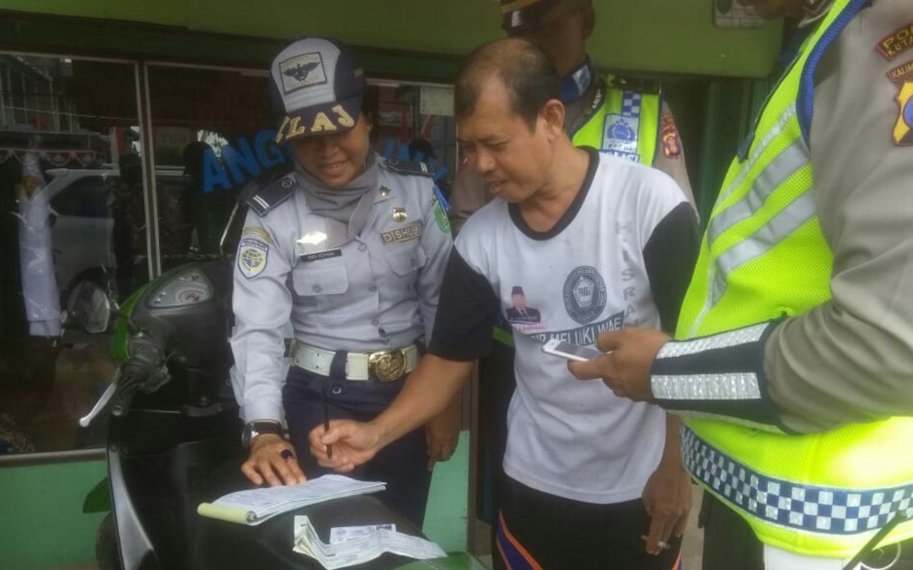 Siap Siap Kena Tilang Jika Parkir di Trotoar. Dishub, Satpol PP dan Satlantas Akan Razia Pemilik Kendaraan