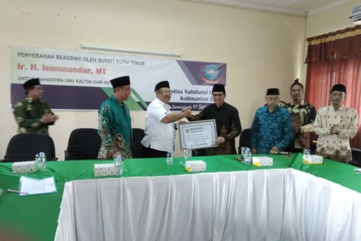 Bupati Ismunandar Serahkan Beasiswa Baznas Rp 248 Juta