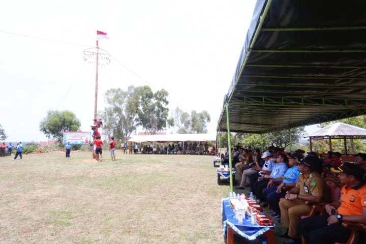 Meriahkan HUT RI – 7 Tim Jatuh Bangun di Lomba Panjat Pinang