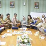 Encek UR Firgasih Terima Pin Perak Bunda PAUD Nasional 2019